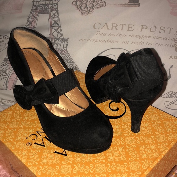 Heels - Picture 2 of 2